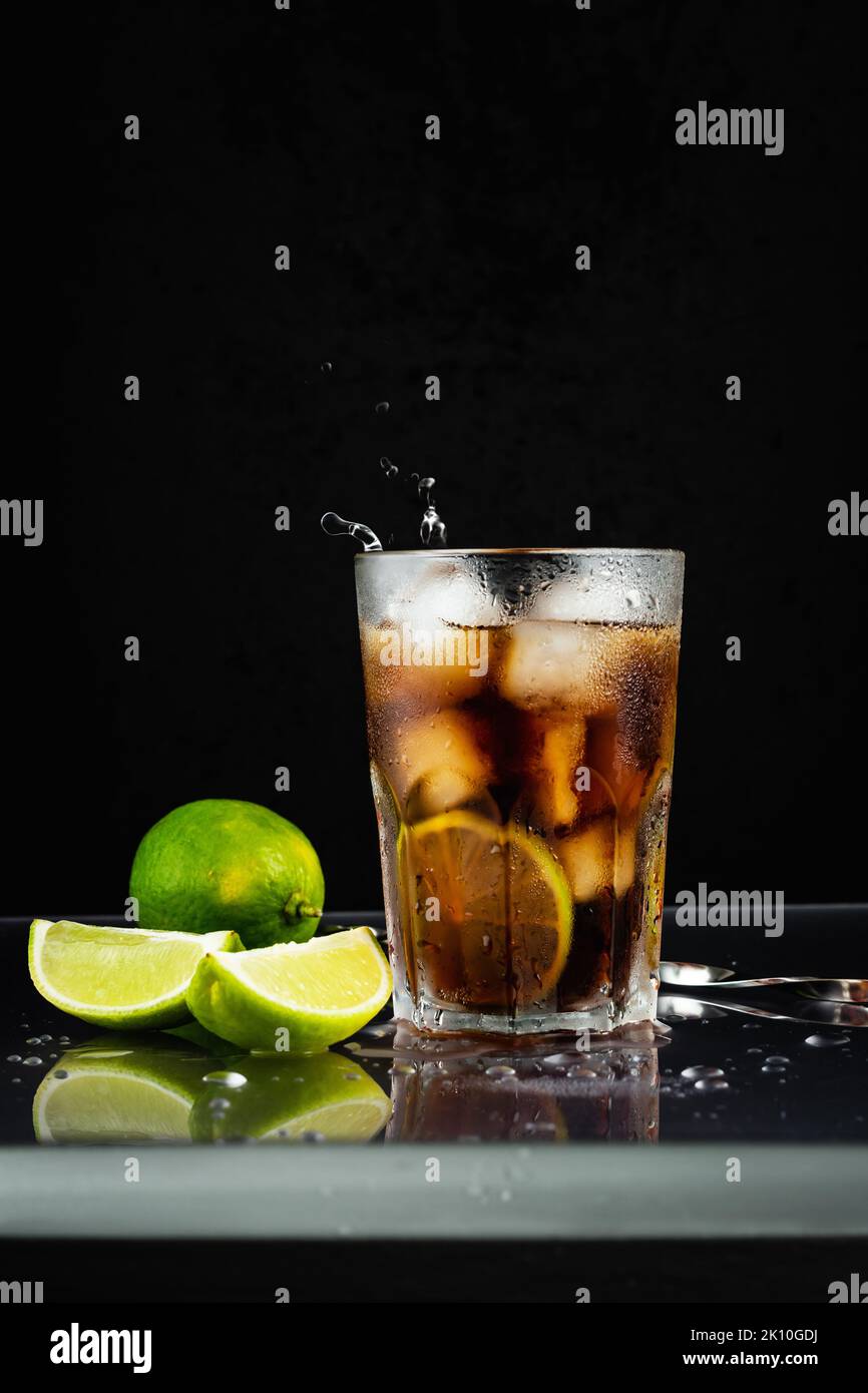 Cuba cocktail libre avec citron vert sur fond noir. Banque D'Images