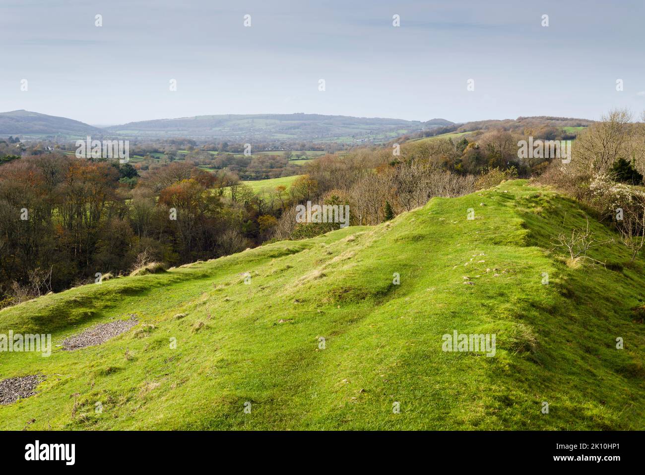 Les remparts défensifs du fort de la colline à Dolebury Warren dans la région des collines de Mendip d'une beauté naturelle exceptionnelle, dans le nord du Somerset, en Angleterre. Banque D'Images