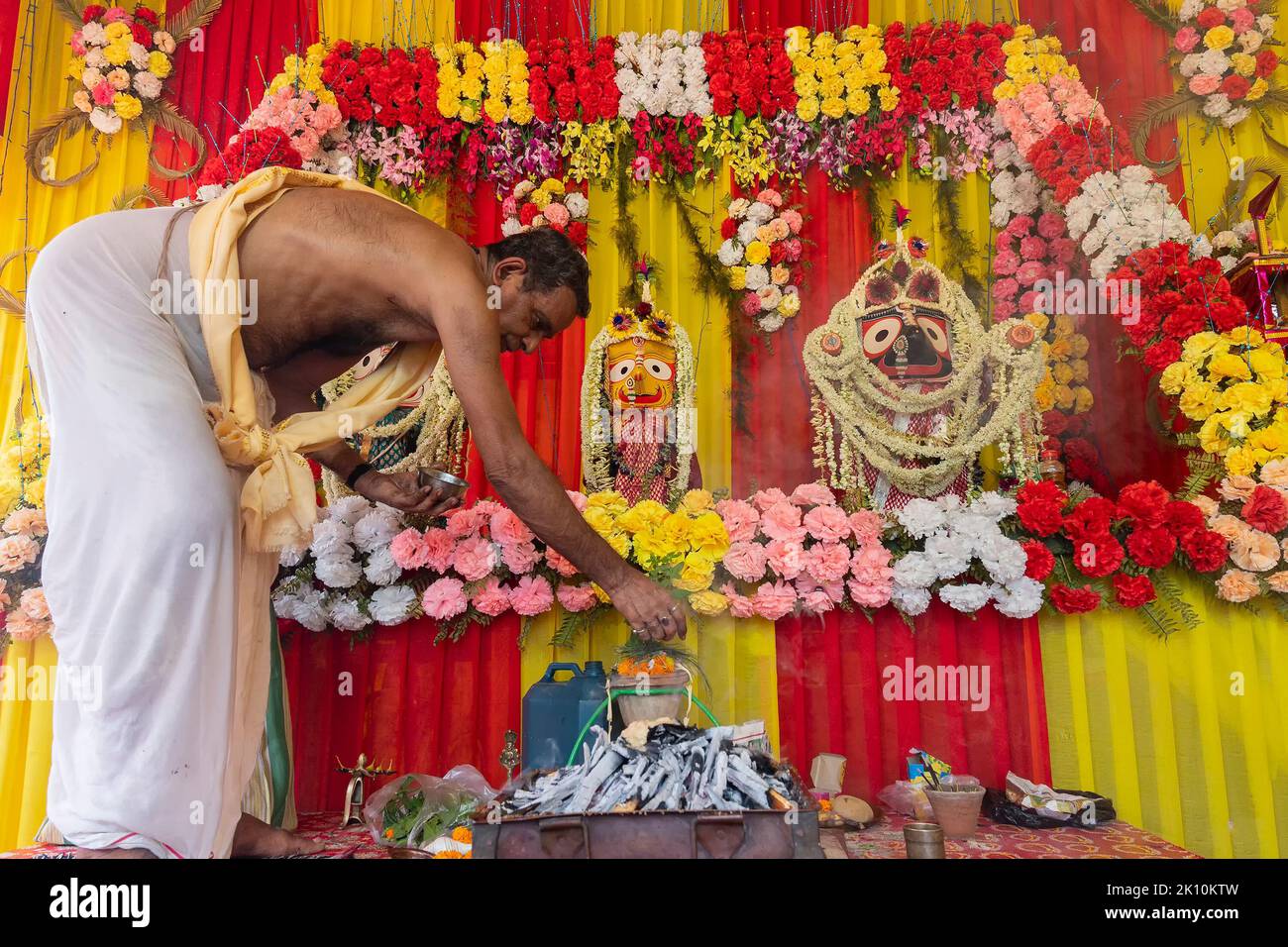 Howrah, Bengale occidental, Inde - 29th juin 2020 : prêtre hindou finissant yajna après avoir adoré l'idole de Dieu Jagannath, Balaram et Suvodra. Banque D'Images