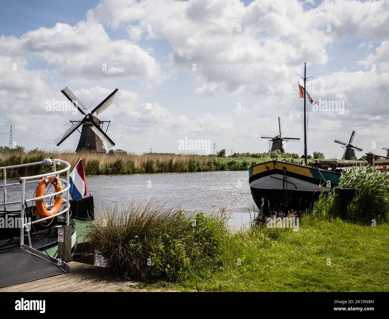Vue depuis un moulin à vent à travers un dijk à Kinderdijk, Hollande, pays-Bas Banque D'Images