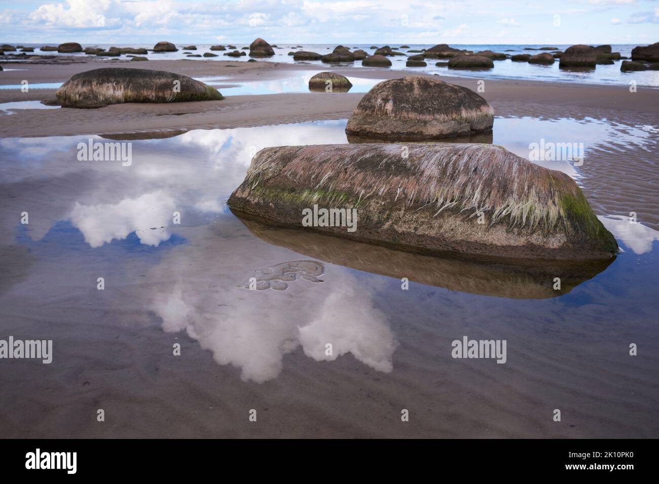 Rochers de bord de mer et eaux peu profondes à Kaltene, Lettonie Banque D'Images