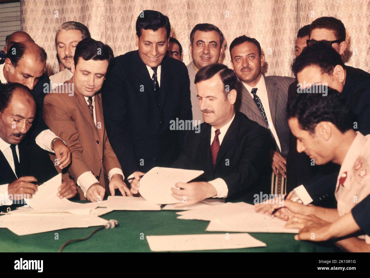 20 août 1971, Damas, Syrie : la Fédération pour l'Union des Républiques arabes a été une tentative infructueuse de Mouammar Kadhafi de fusionner la Libye, l'Égypte et la Syrie afin de créer un État arabe unifié. Anouar Sadat a suggéré lors de la réunion des chefs d'État qu'au lieu d'un État unifié, ils créent une fédération politique qui a permis à l'Égypte, à la Syrie et au Soudan d'obtenir d'importantes subventions de l'argent du pétrole libyen. Une charte non officielle de fusion, n'a jamais été mise en œuvre alors que les relations se sont rompues l'année suivante. De gauche à droite, les chefs d'État sont le Président DE LA République arabe unie, M. ANWAR SADAT Banque D'Images