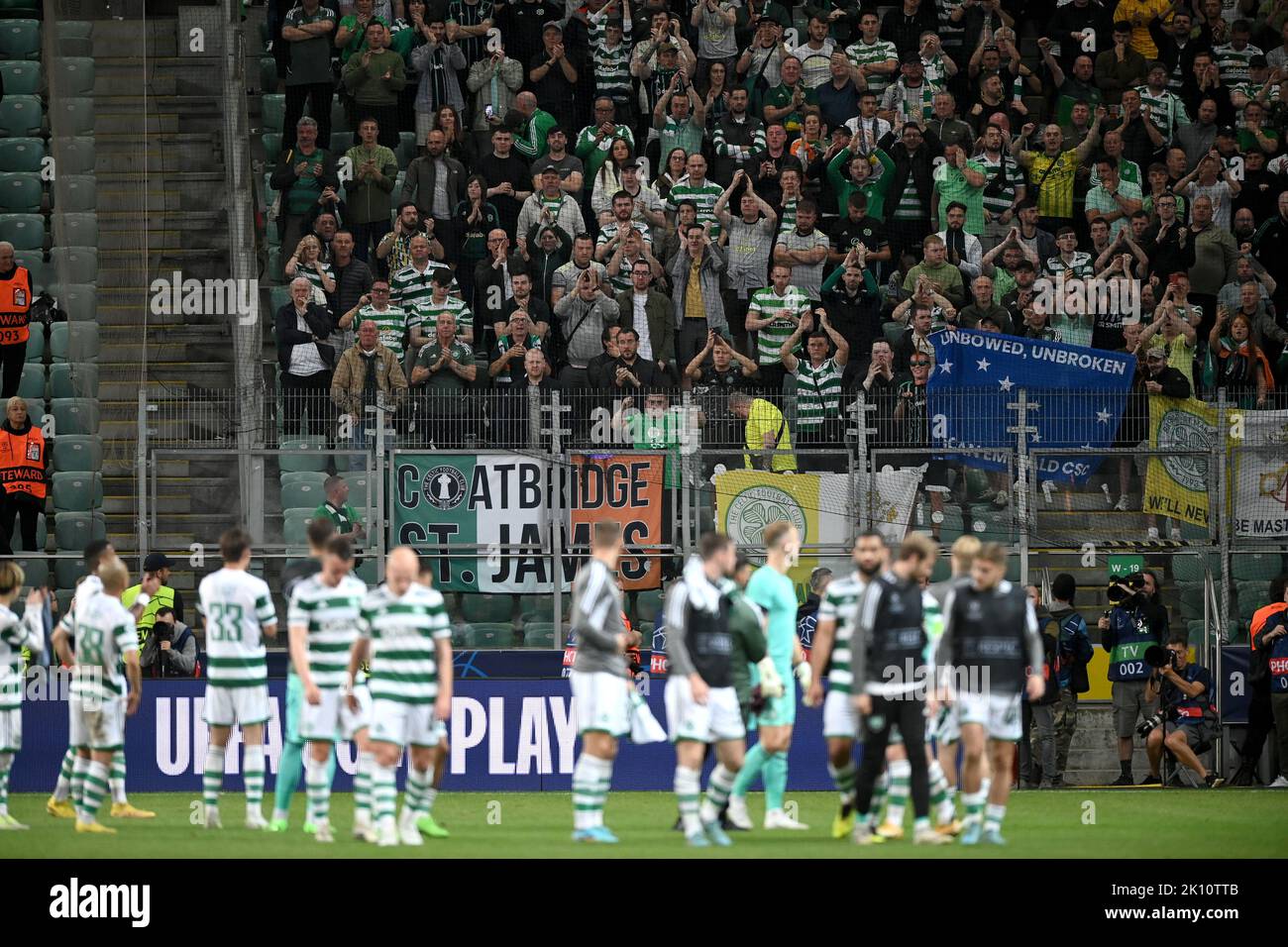 Les fans celtiques applaudissent les joueurs après le match F de l'UEFA Champions League au stade municipal de Legia Varsovie, à Varsovie, en Pologne. Date de la photo: Mercredi 14 septembre 2022. Banque D'Images