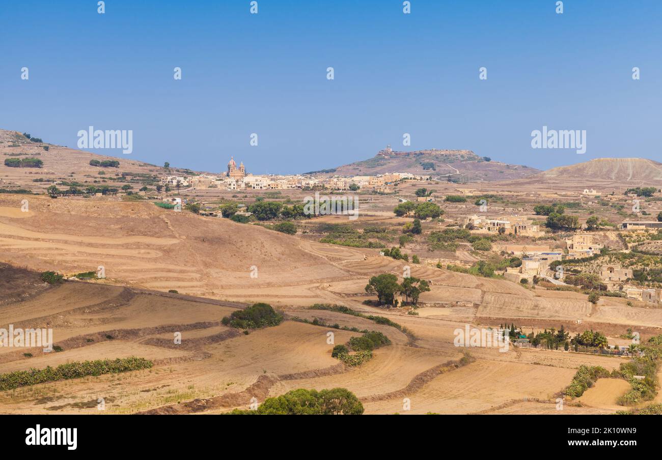 Paysage d'été de l'île de Gozo, Malte. La ville de Xaghra est en arrière-plan Banque D'Images
