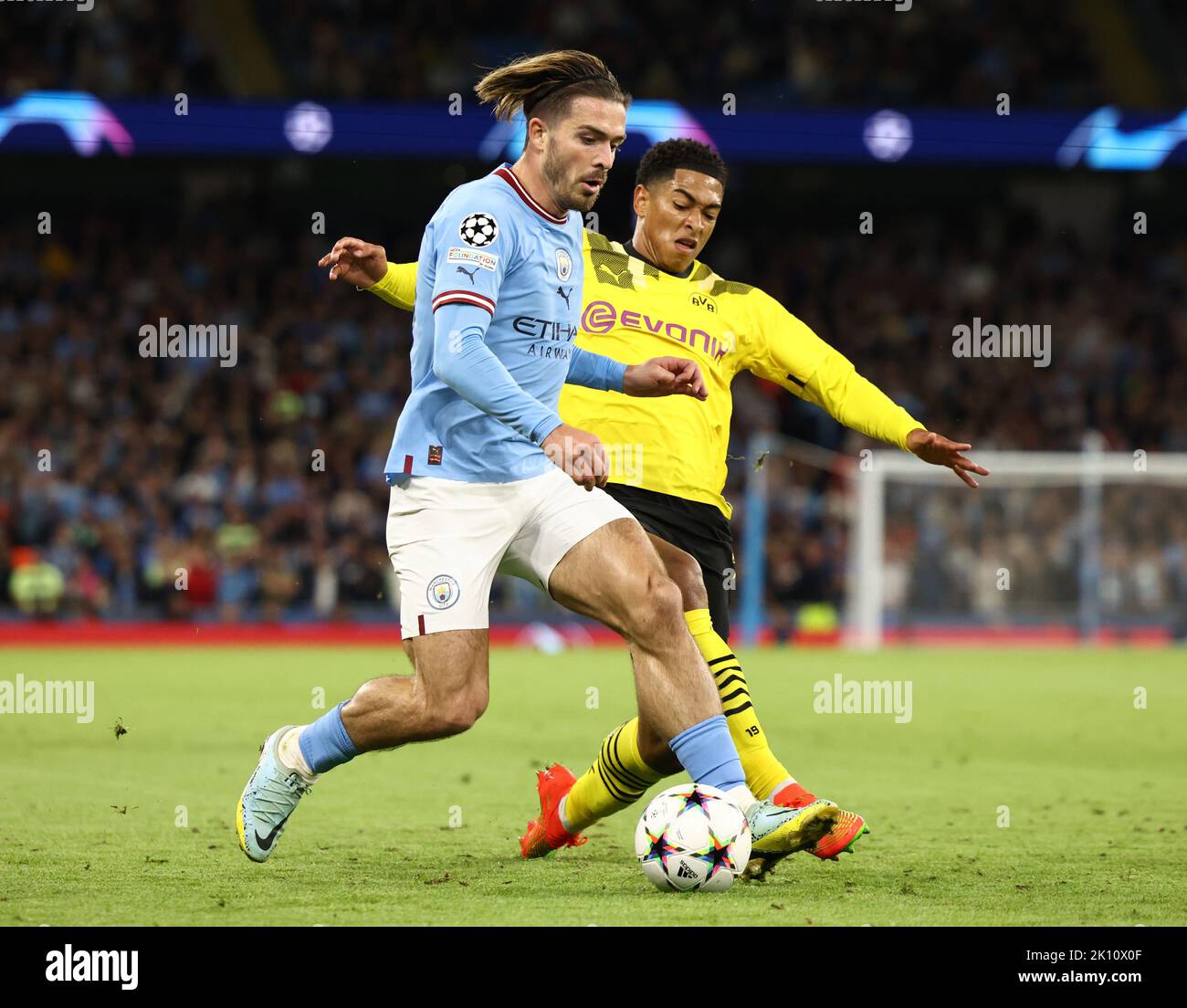 Manchester, Royaume-Uni. 14th septembre 2022. Jack Grealish de Manchester City affronté par Jude Bellingham de Borussia Dortmund lors du match de la Ligue des champions de l'UEFA au Etihad Stadium de Manchester. Crédit photo à lire : Darren Staples/Sportimage crédit : Sportimage/Alay Live News Banque D'Images