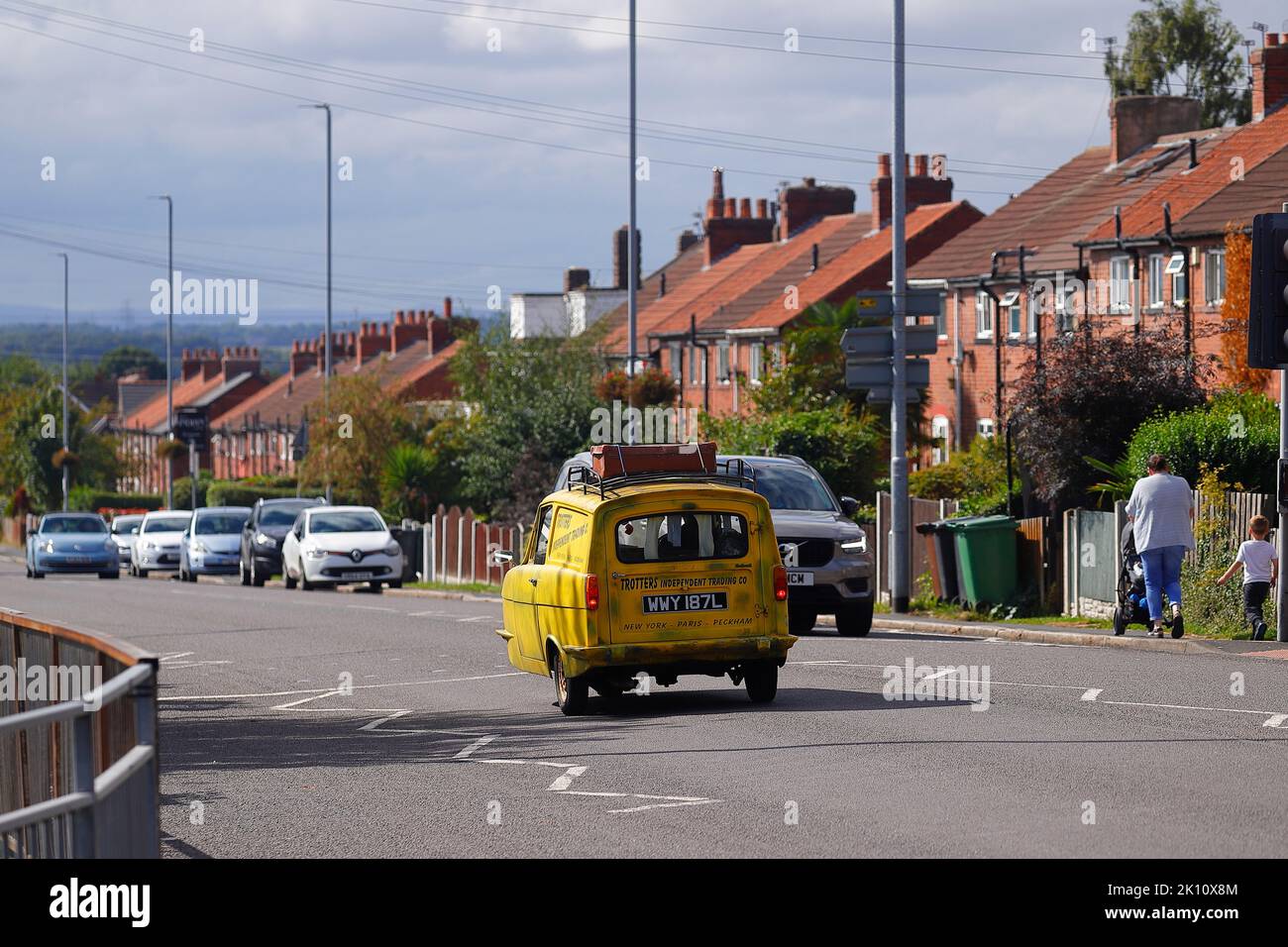 Une réplique de Trotters Yellow reliant Robin de la sitcom TV 'Only Fools & Horses' vu comme une voiture de mariage à Swillington, Leeds, Royaume-Uni Banque D'Images