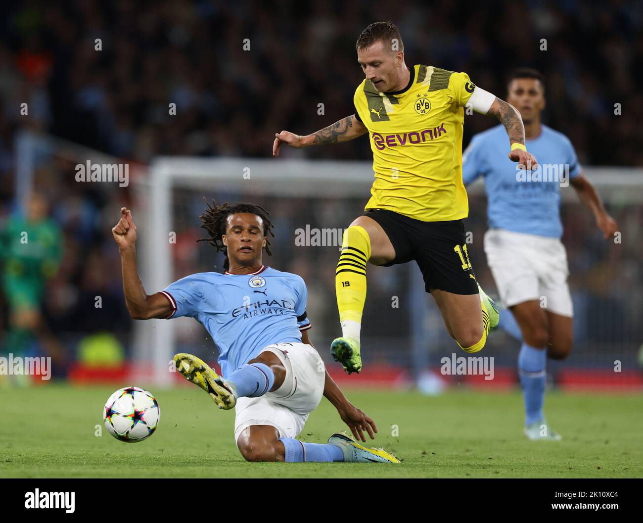 Manchester, Royaume-Uni. 14th septembre 2022. Nathan ake de Manchester City s'attaque à Marco Reus de Borussia Dortmund lors du match de l'UEFA Champions League au Etihad Stadium de Manchester. Crédit photo à lire : Darren Staples/Sportimage crédit : Sportimage/Alay Live News Banque D'Images