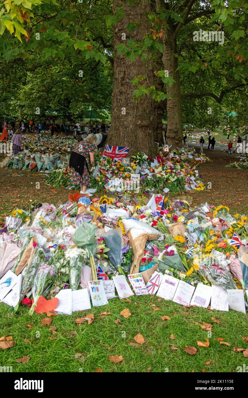 Les Anglais pleurent la mort de la reine devant le palais de buckingham Banque D'Images