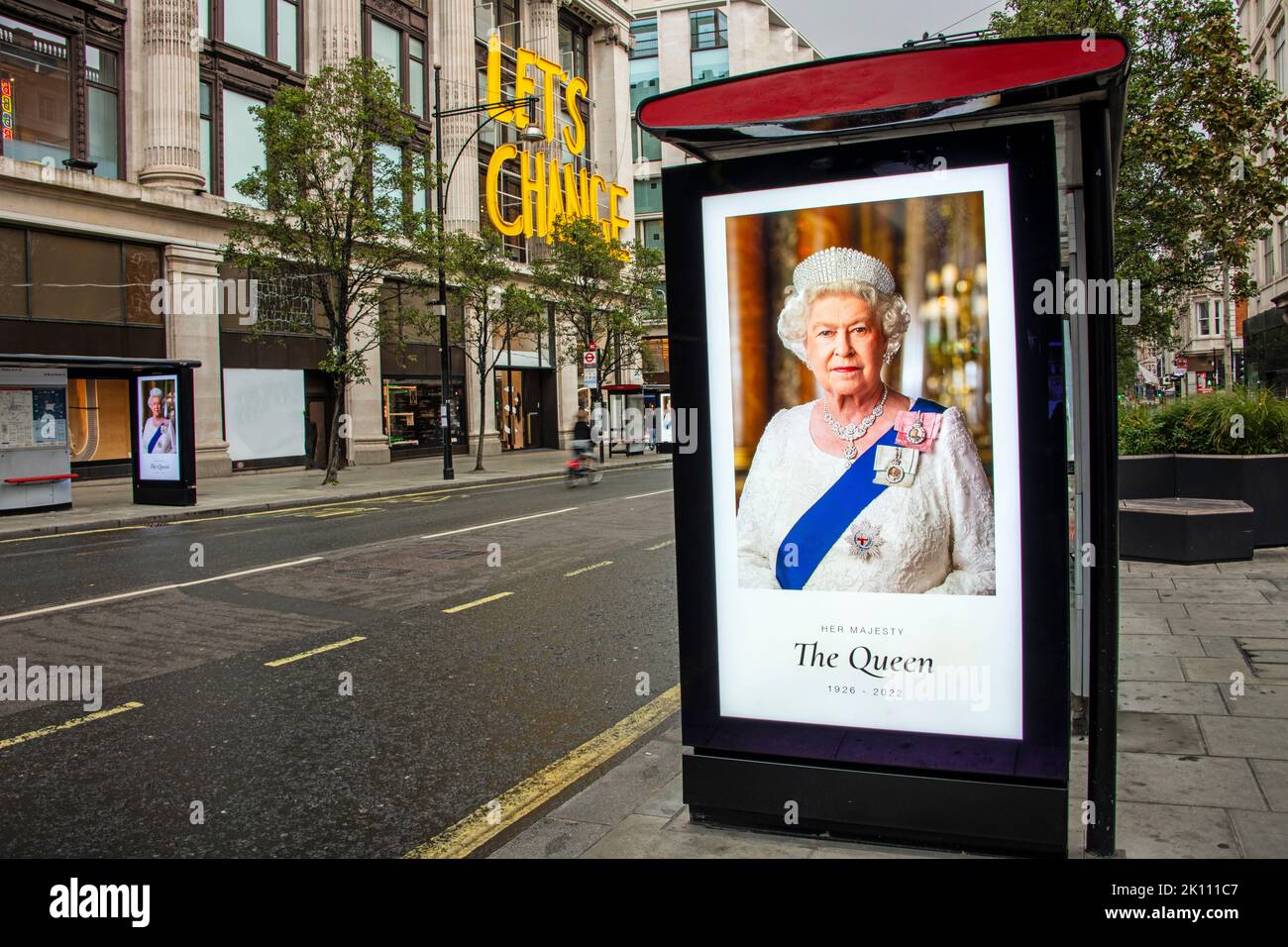 Grandes affiches et écrans lumineux annonçant la mort de la reine Elisabeth II Banque D'Images