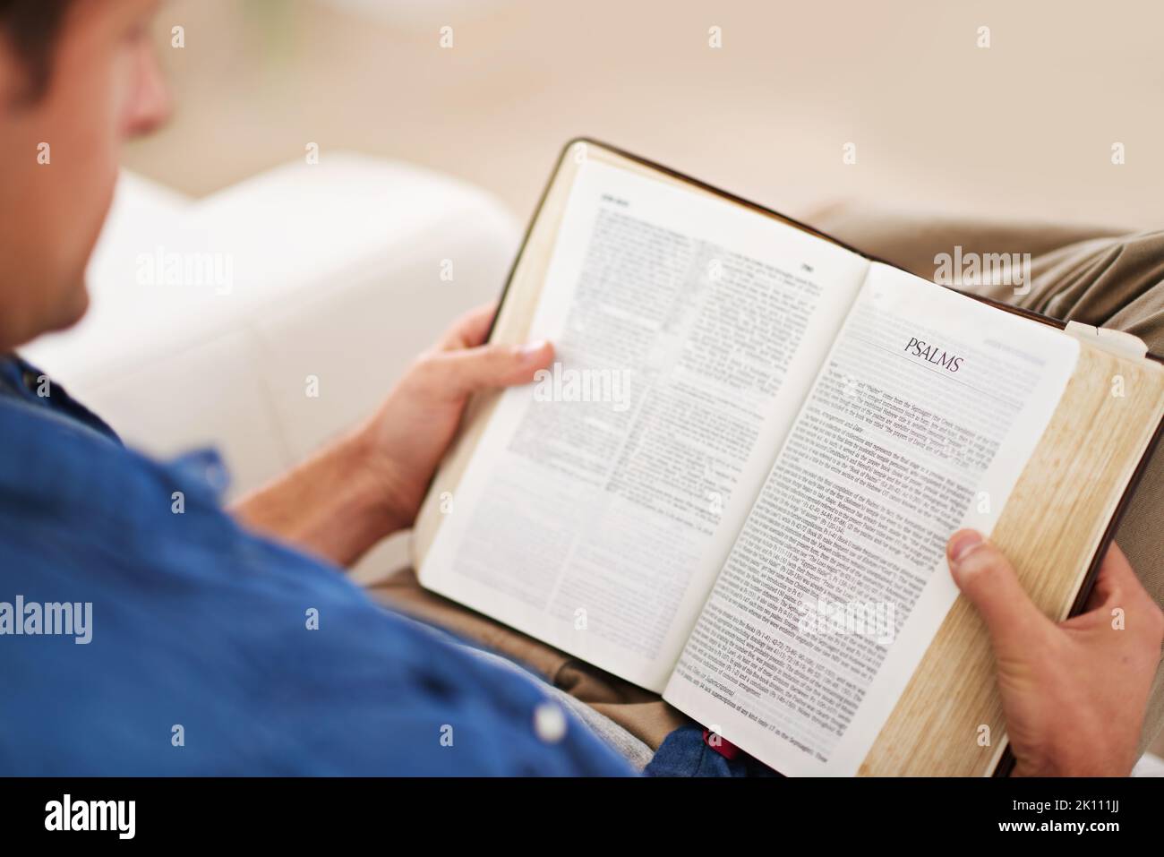 Lire à travers les psaumes. Un homme lisant la Bible à la maison. Banque D'Images