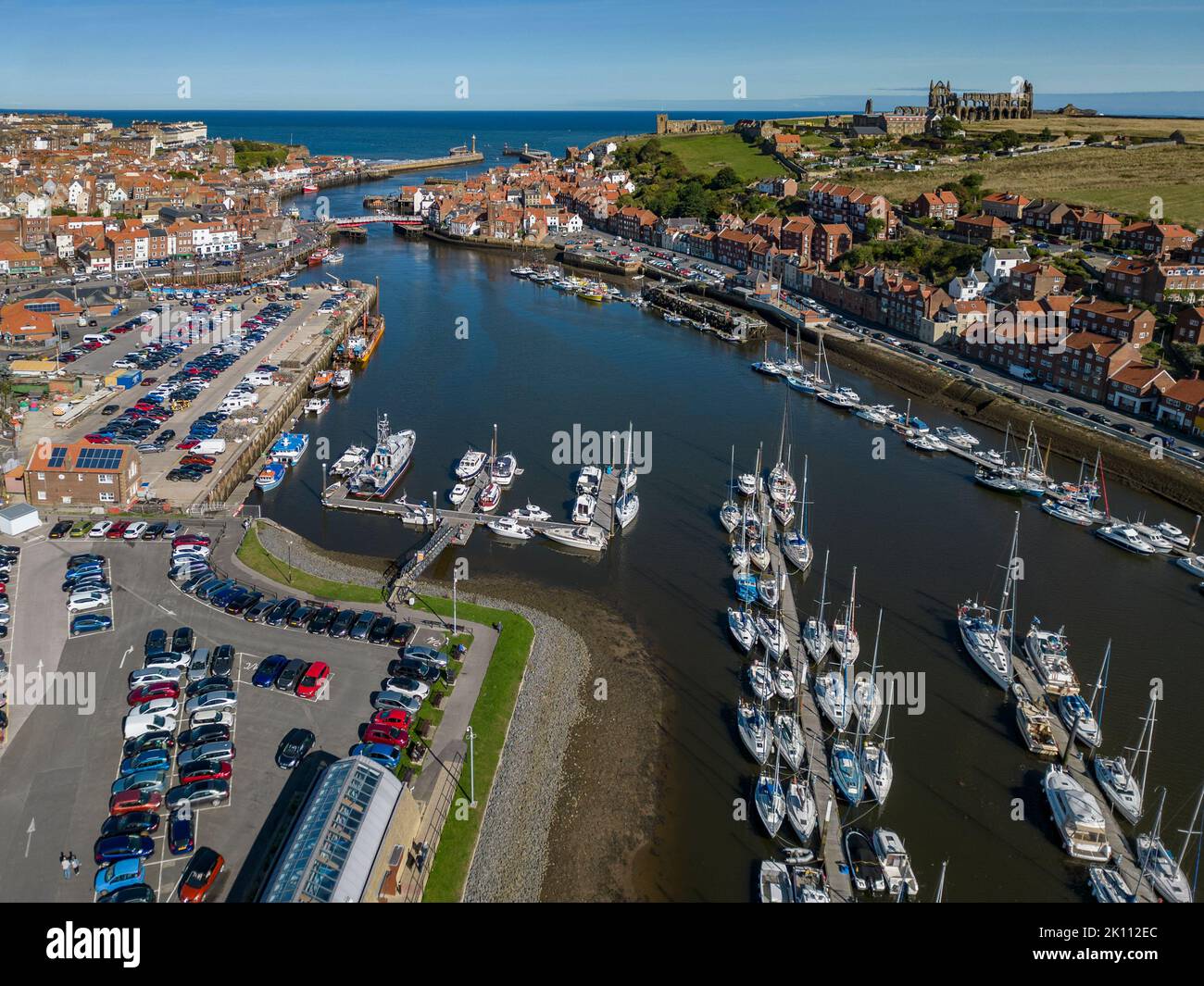 Vue aérienne du port de Whitby sur la côte nord du Yorkshire au Royaume-Uni. Banque D'Images