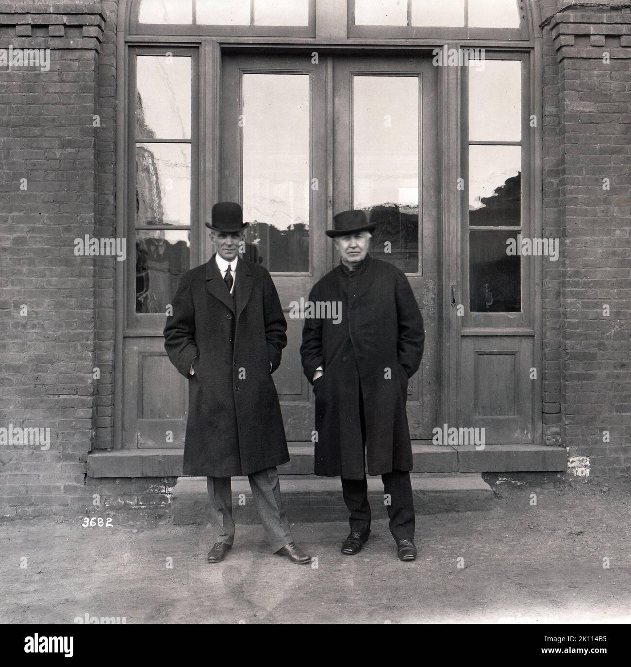 Henry Ford et Thomas Edison devant le bâtiment 5 du laboratoire West Orange d'Edison. Pris le 26 mars 1915 Banque D'Images