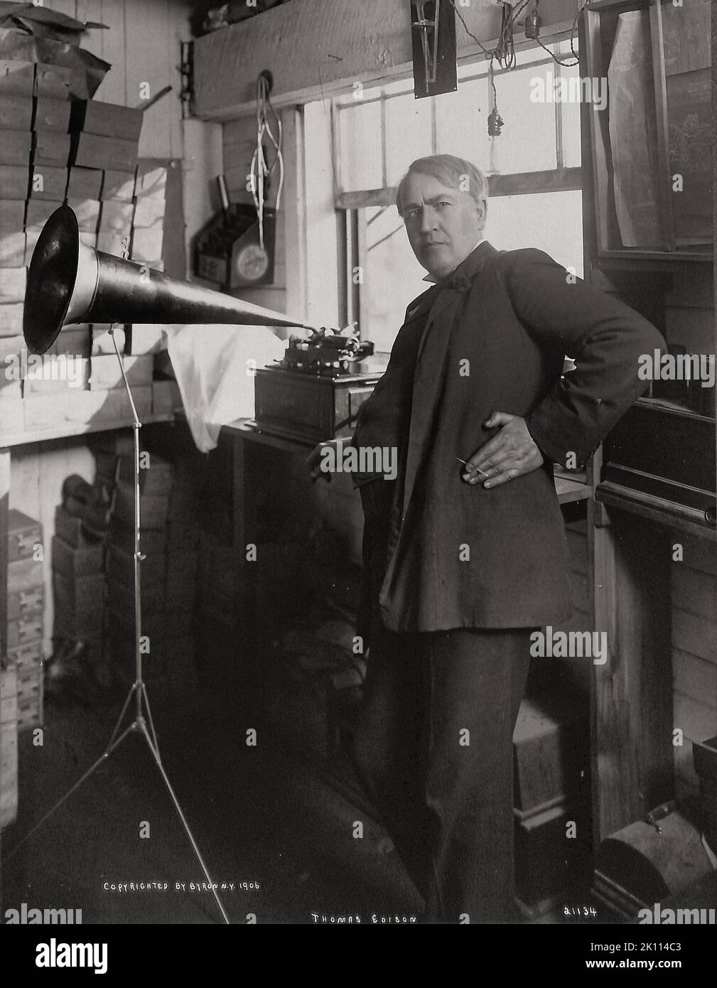Thomas Edison avec phonographe cylindrique en laboratoire. 1906 Banque D'Images