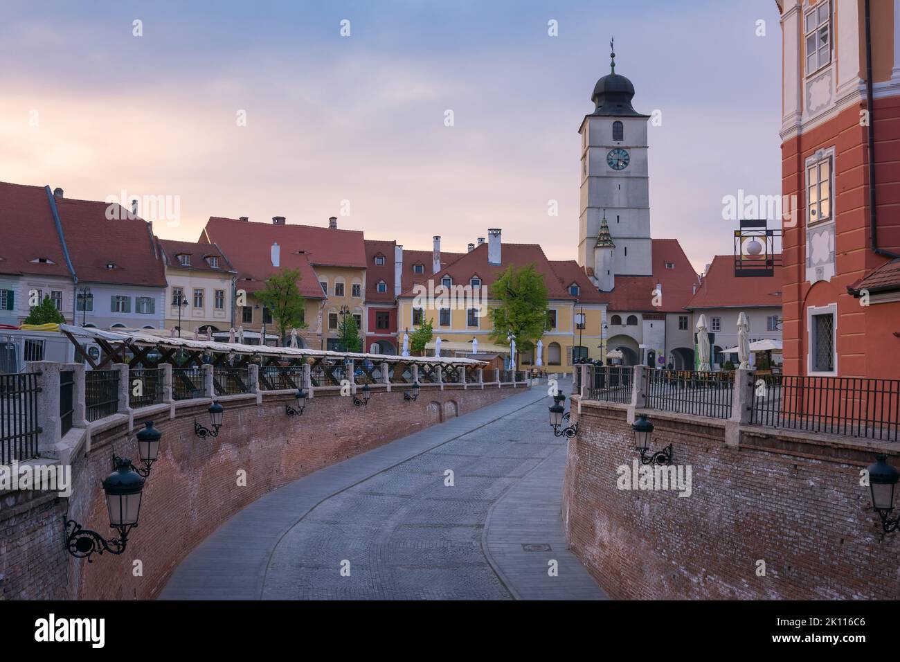 Paysage urbain avec de beaux vieux bâtiments et une tour de Conseil dans le centre historique de la ville de Sibiu Transylvanie, Roumanie, Europe Banque D'Images