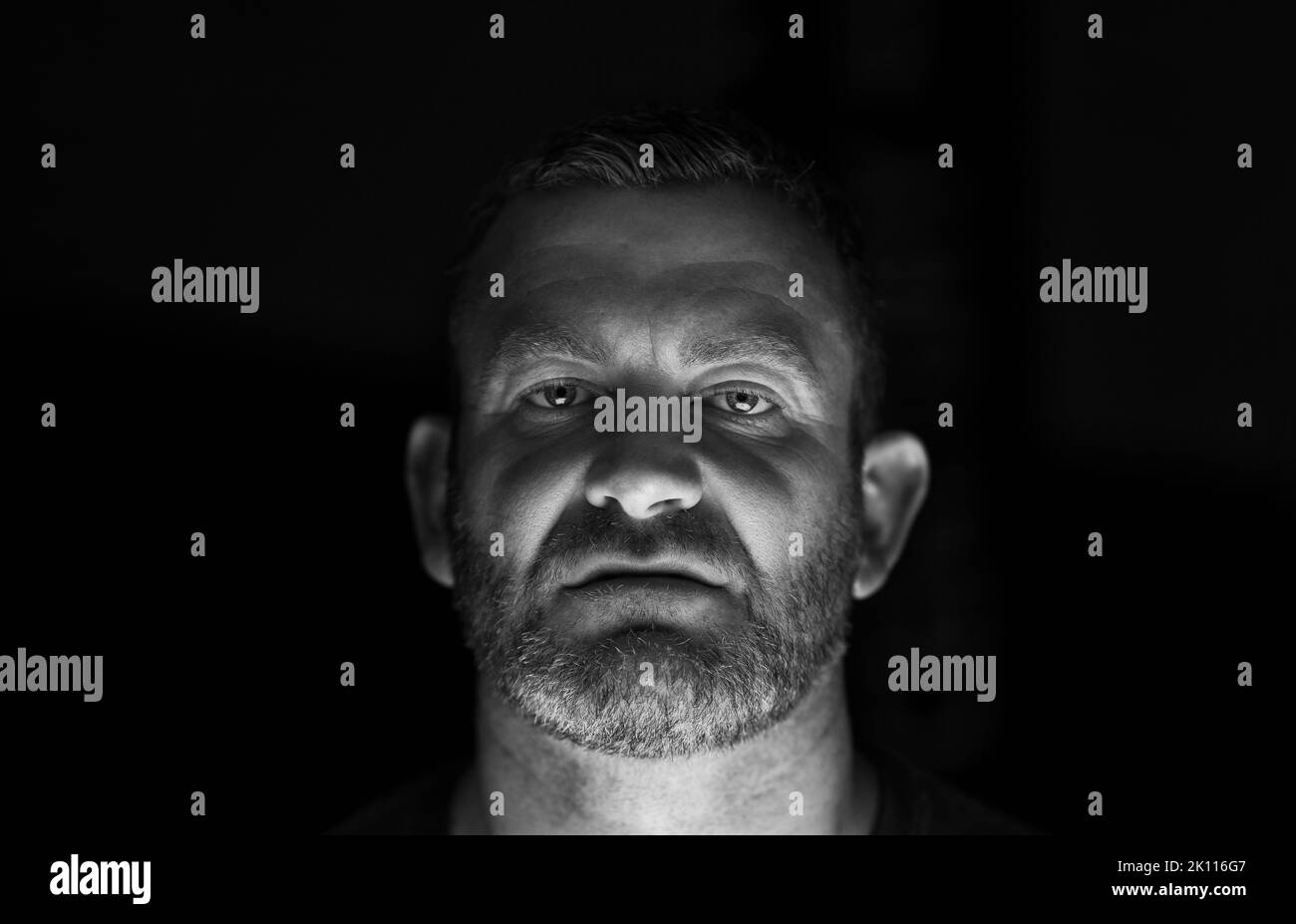 Homme donnant un regard dégoûté dans l'appareil photo. Banque D'Images