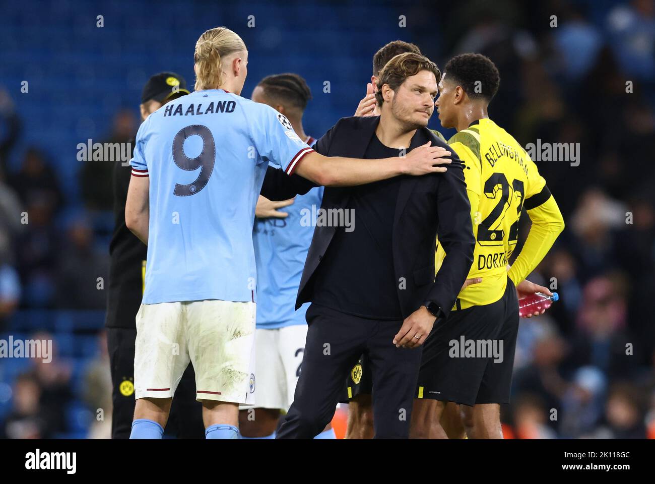 Manchester, Royaume-Uni. 14th septembre 2022. Erling Haaland de Manchester City console Edin Terzic Manager de Borussia Dortmund lors du match de la Ligue des champions de l'UEFA au Etihad Stadium de Manchester. Crédit photo à lire : Darren Staples/Sportimage crédit : Sportimage/Alay Live News Banque D'Images