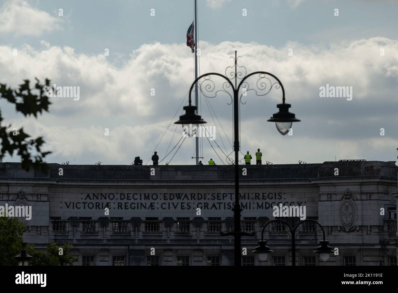 Londres, Royaume-Uni. 14th septembre 2022. De vastes foules se sont rassemblées autour de Trafalgar Square et les environs dans une vaine tentative de voir la procession du cercueil de HM la Reine spectateurs sur le sommet de l'Arche de l'Amirauté avec le drapeau à mi-mât Credit: Ian Davidson/Alay Live News Banque D'Images
