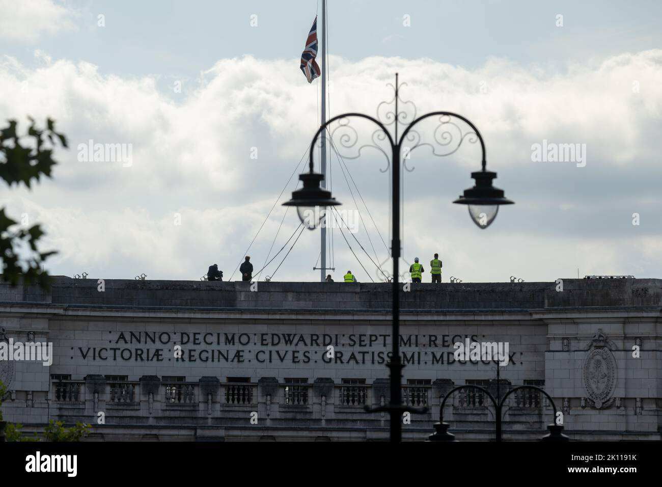 Londres, Royaume-Uni. 14th septembre 2022. De vastes foules se sont rassemblées autour de Trafalgar Square et les environs dans une vaine tentative de voir la procession du cercueil de HM la Reine spectateurs sur le sommet de l'Arche de l'Amirauté avec le drapeau à mi-mât Credit: Ian Davidson/Alay Live News Banque D'Images