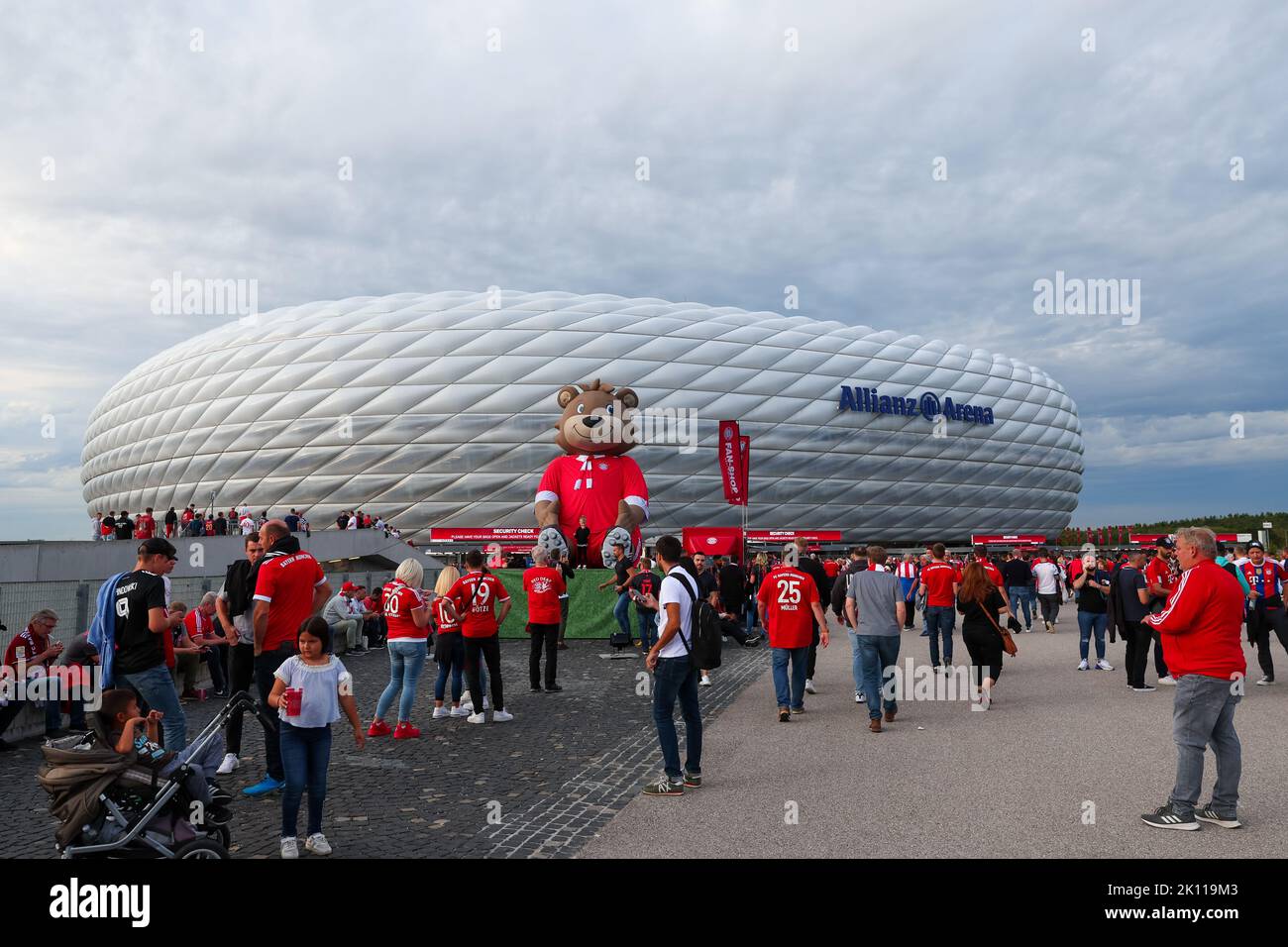 Vue générale à l'extérieur du stade avant le match de l'UEFA Champions League entre le C Bayern Munich et le FC Barcelone à l'Allianz Arena de Munich, en Espagne. Banque D'Images