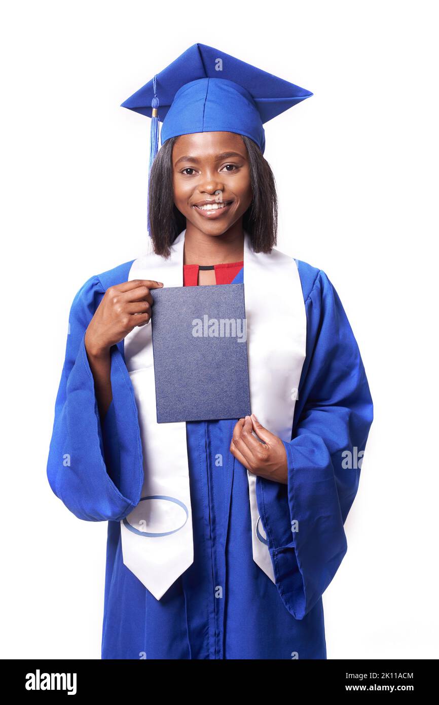 Un étudiant d'université dans une robe de diplôme et un chapeau, tenant un certificat de diplôme dans ses mains, se tenant isolé sur un fond blanc. Concept de l'éducation, étudiante de deuxième cycle.photo de haute qualité Banque D'Images