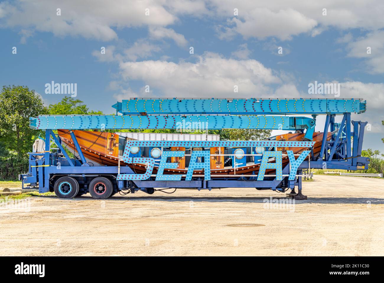 Le tour d'amusement Sea Ray a emballé sur une semi-remorque assis dans un parking vide de terre Banque D'Images