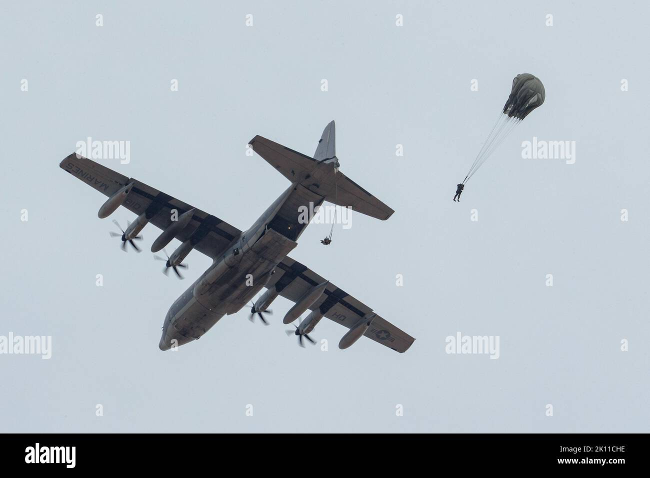 Les Marines des États-Unis, avec 3rd Air Naval Gunfire liaison Company, le Groupe de quartier général de la Force, la Réserve des Forces maritimes et les Royal Marines britanniques, effectuent des opérations de parachutisme à lignes statiques à partir d'un avion KC-130J Super Hercules dans la zone de chute Basilone sur le camp de base du corps des Marines Pendleton, en Californie, le 4 août 2022. 3rd ANGLICO a mené des opérations d'insertion de parachute statique de faible niveau afin d'améliorer la préparation tactique et opérationnelle de ses Marines pour les exercices et les opérations réelles. (É.-U. Photo du corps marin par lance Cpl. Hope Straley) Banque D'Images