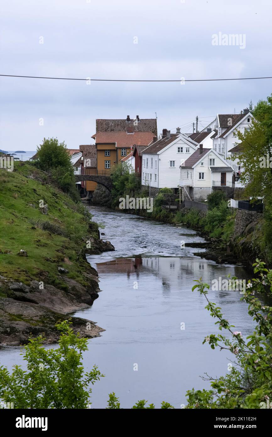 Sogndalstrand, Norvège - 1 juin 2022 : vue sur le village portuaire et la rivière Sokno dans la municipalité de Sokndal dans le comté de Rogaland. Le vieux village en a beaucoup Banque D'Images