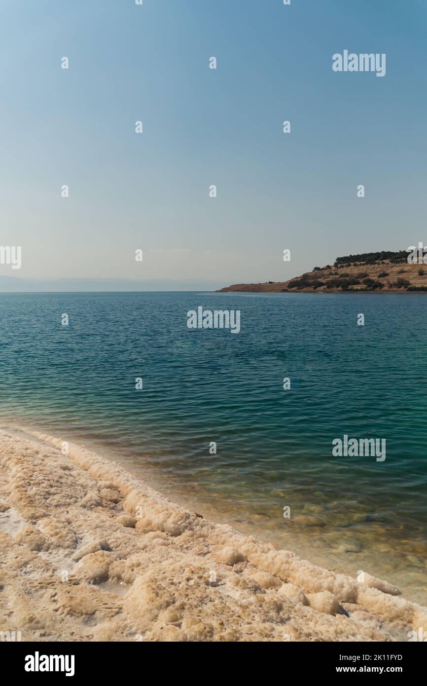 vue rapprochée de la côte de la mer Morte en Jordanie, un point de repère naturel. Bleu eau douce. Photo de haute qualité Banque D'Images