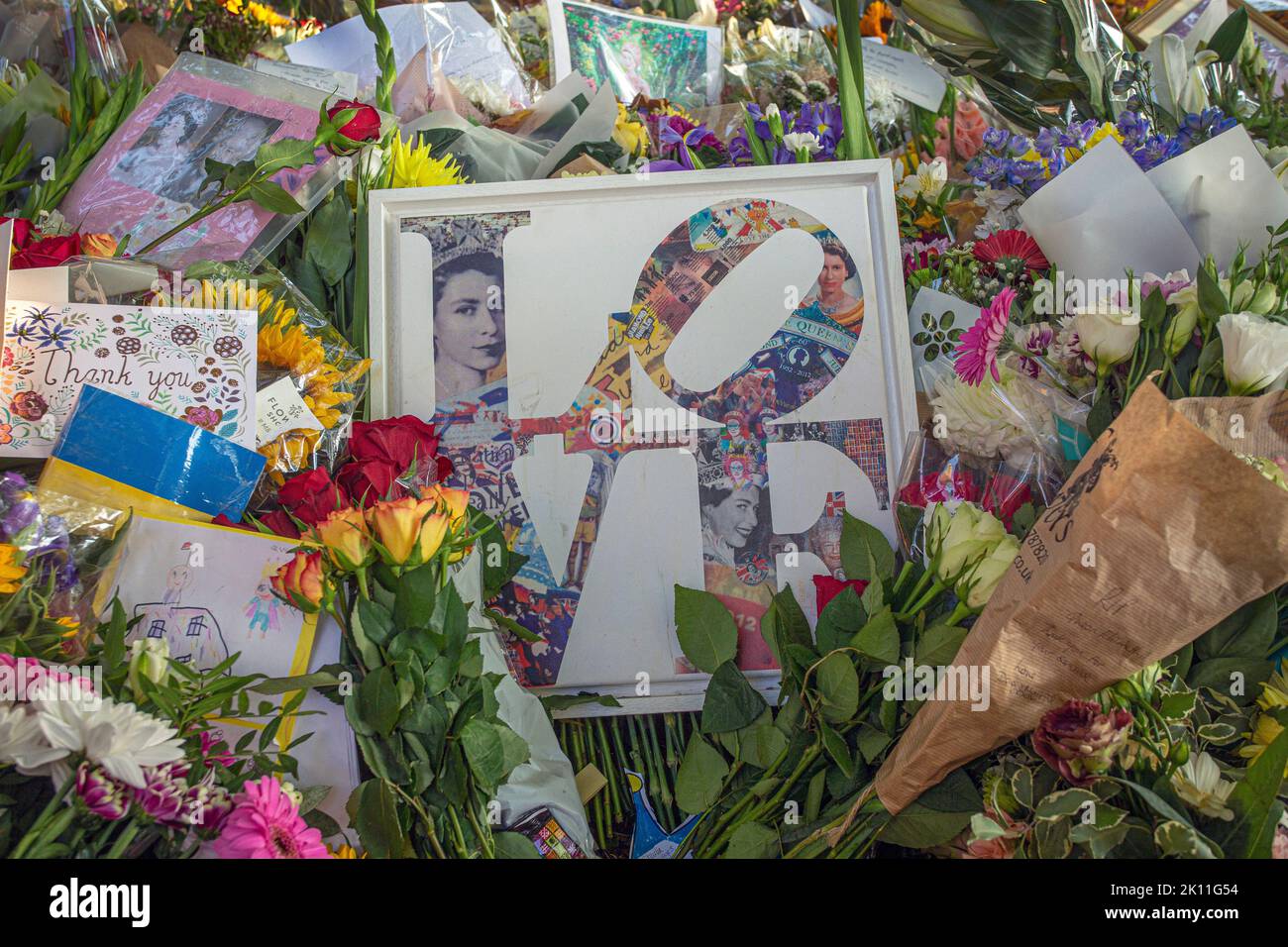Londres, Royaume-Uni. 14th septembre 2022. Des milliers de personnes ont laissé des hommages floraux, des cartes et des messages à sa Majesté la reine Elizabeth II, décédée à 8 septembre, âgée de 96 ans. Photo Horst A. Friedrichs Alamy Live News Banque D'Images