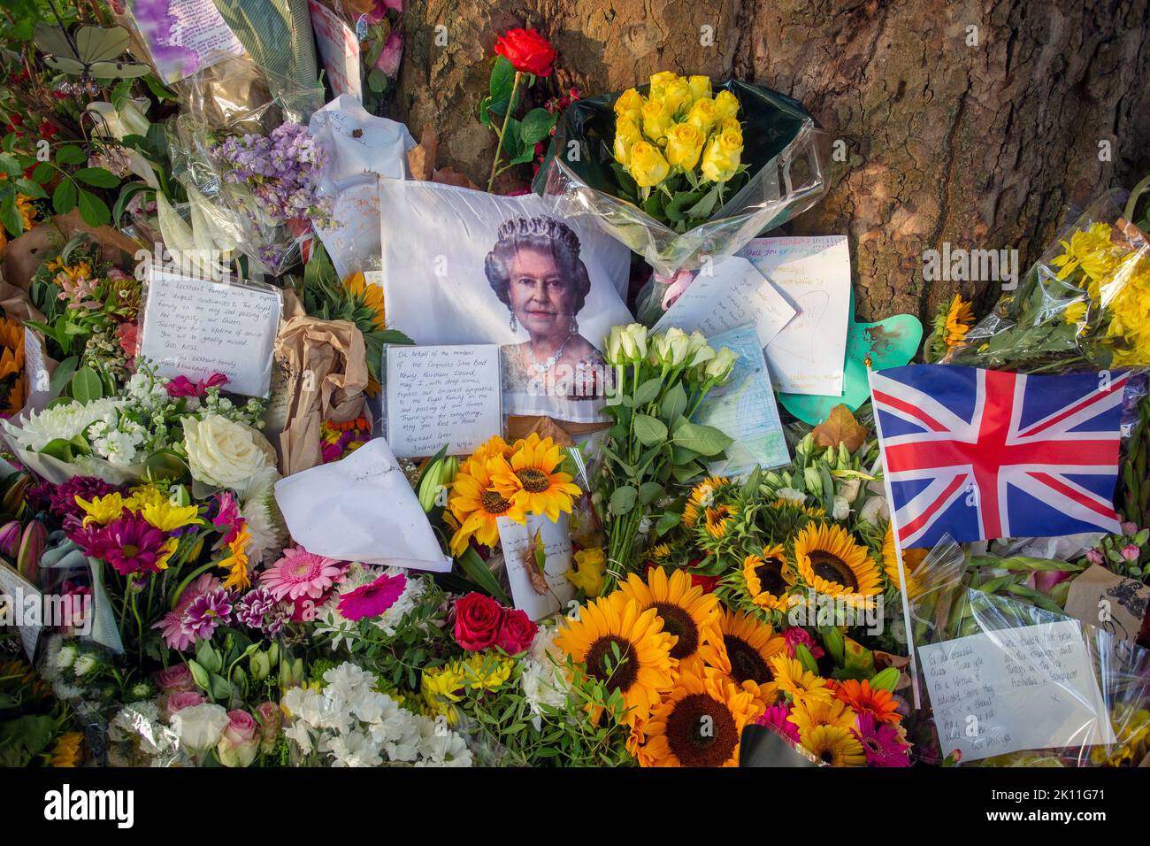 Londres, Royaume-Uni. 14th septembre 2022. Des milliers de personnes ont laissé des hommages floraux, des cartes et des messages à sa Majesté la reine Elizabeth II, décédée à 8 septembre, âgée de 96 ans. Photo Horst A. Friedrichs Alamy Live News Banque D'Images