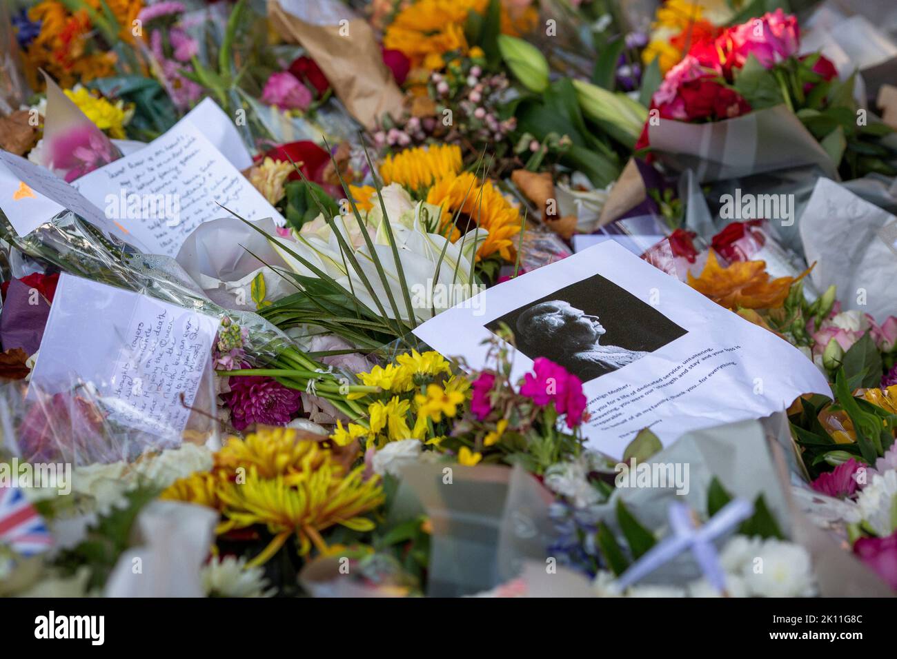 Londres, Royaume-Uni. 14th septembre 2022. Des milliers de personnes ont laissé des hommages floraux, des cartes et des messages à sa Majesté la reine Elizabeth II, décédée à 8 septembre, âgée de 96 ans. Photo Horst A. Friedrichs Alamy Live News Banque D'Images