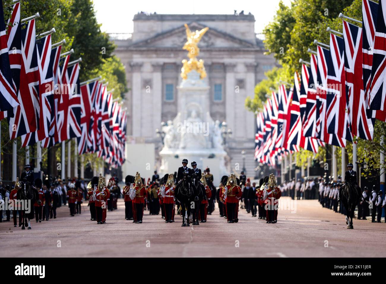 Des membres des gardes Grenadiers, de la troupe royale d'artillerie équine, de la cavalerie royale et des hauts membres de la famille royale suivent le cercueil de la reine Elizabeth II lors d'une procession du Palais de Buckingham à Westminster Hall à Londres, mercredi sur 14 septembre 2022, Où le cercueil de la reine Elizabeth II, se trouve dans l'État. La reine Elizabeth II sera dans l'État de Westminster Hall à l'intérieur du Palais de Westminster, de mercredi à quelques heures avant ses funérailles de lundi, avec d'énormes files d'attente devant son cercueil pour payer leurs respects. Photo du ministre britannique du DEF Banque D'Images