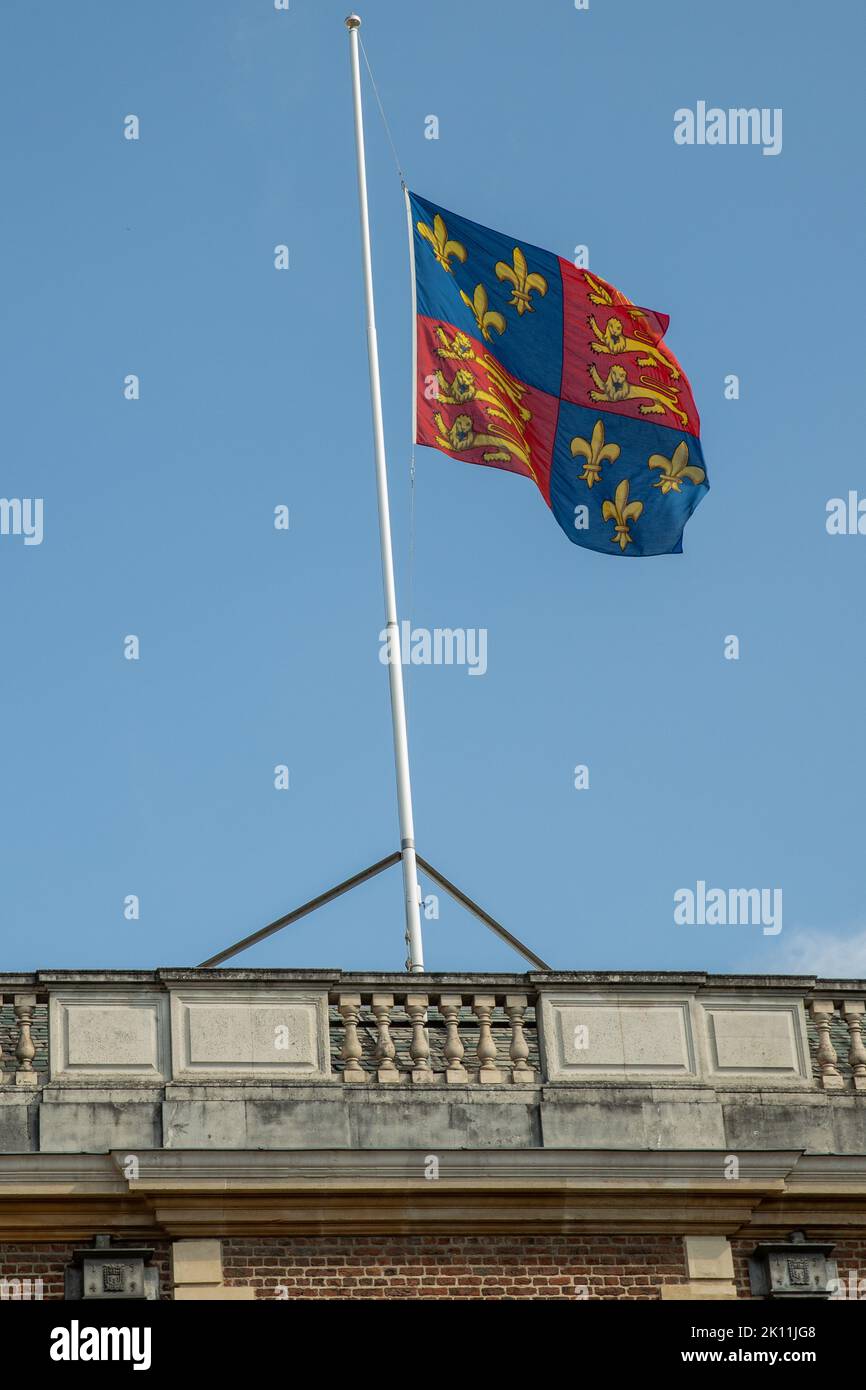 Eton, Royaume-Uni. 14th septembre 2022. Le Royal Standard vole en Berne au-dessus du Eton College en hommage à la reine Elizabeth II La reine Elizabeth II, le plus ancien monarque britannique, est décédée à Balmoral à l'âge de 96 ans le 8th septembre et sera enterrée dans la chapelle commémorative du roi George VI à Windsor à la suite d'un enterrement d'État à l'abbaye de Westminster le 19th septembre. Crédit : Mark Kerrison/Alamy Live News Banque D'Images