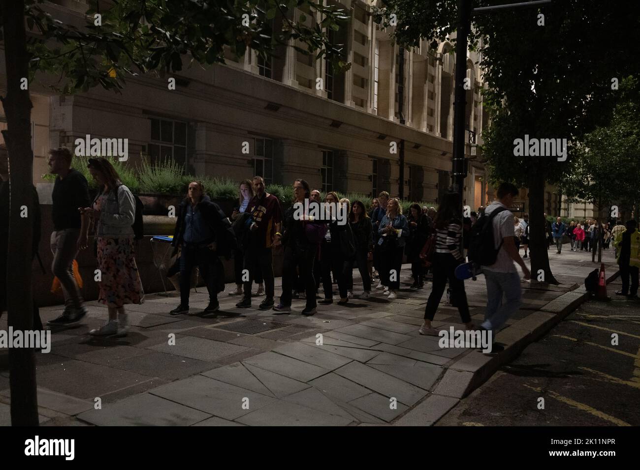 Westminster, Londres, Royaume-Uni. 14th septembre 2022. Le cercueil de sa Majesté la Reine se trouve maintenant dans l'État de Westminster Hall, au Palais de Westminster. Les gens font la queue pendant des heures le long des rives de la Tamise pour rendre leurs derniers respects à feu la reine Elizabeth II avant ses funérailles de lundi. Crédit : Maureen McLean/Alay Live News Banque D'Images