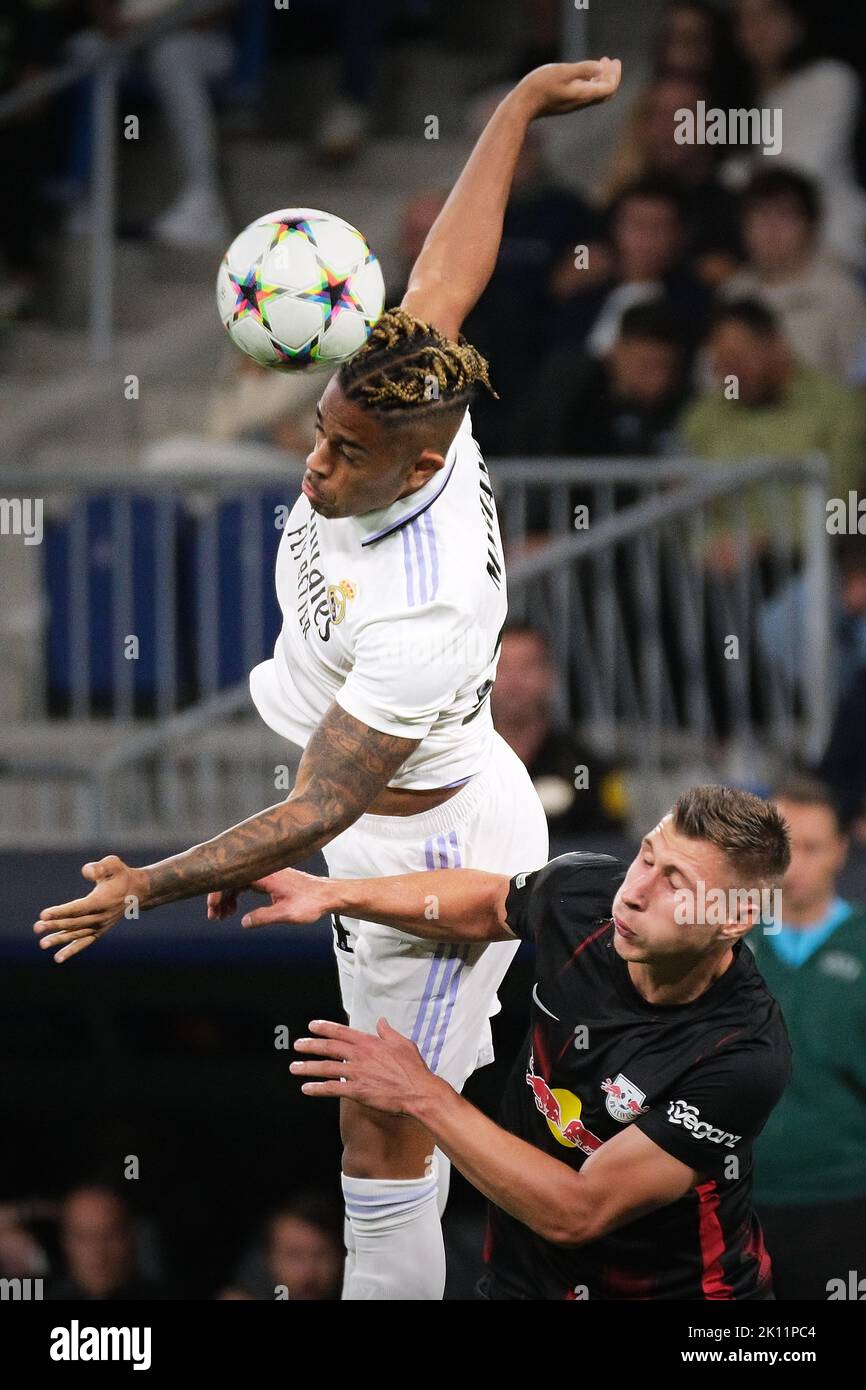 Madrid, Espagne. 14th septembre 2022. Mariano Diaz (L) du Real Madrid rivalise avec Willi Orban de Leipzig lors de leur match du groupe F de la Ligue des champions de l'UEFA à Madrid, Espagne, le 14 septembre 2022. Credit: Meng Dingbo/Xinhua/Alay Live News Banque D'Images