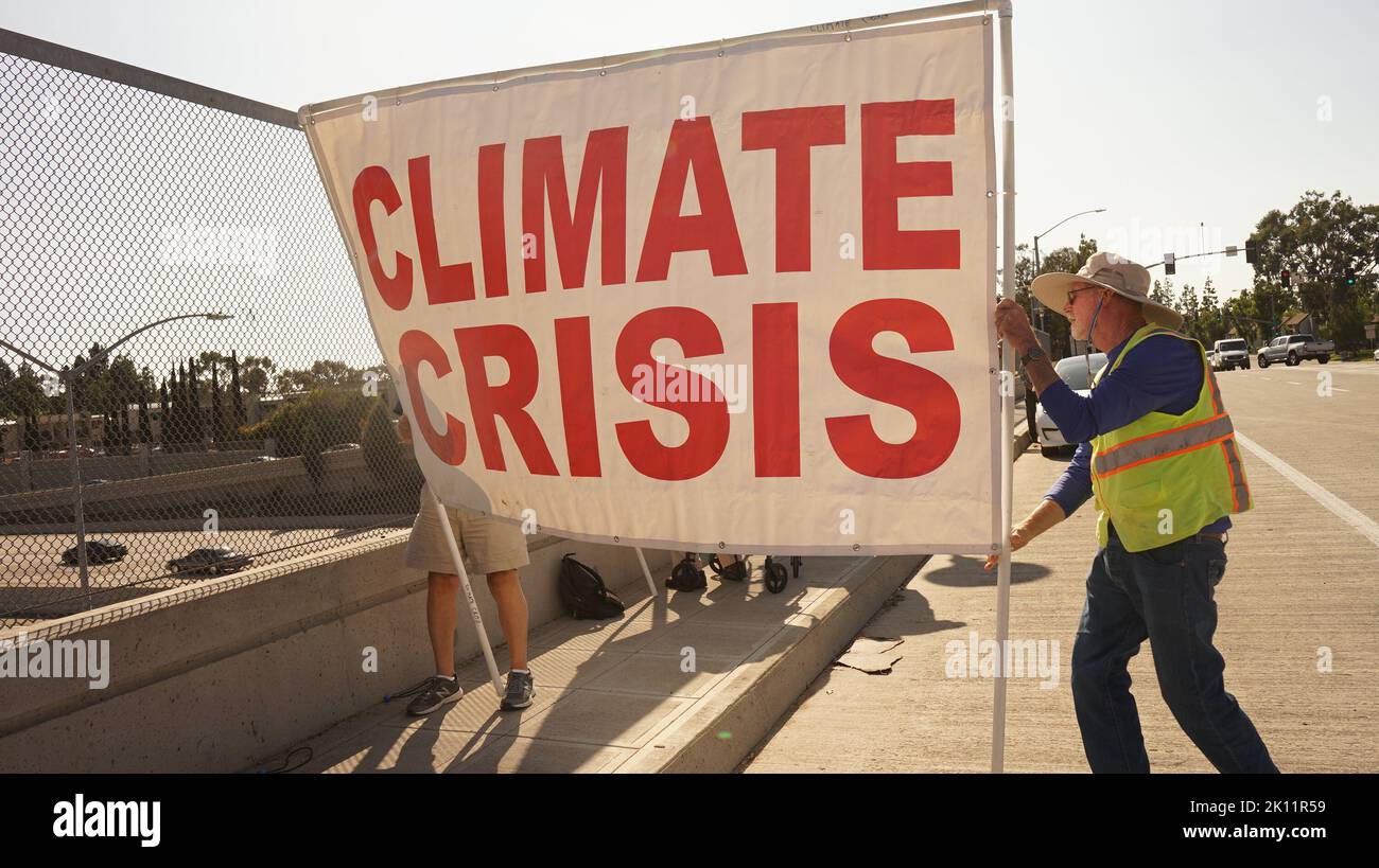 San Diego, Californie, États-Unis. 13th septembre 2022. Les vétérans protestent contre le Miramar Air Show près de l'autoroute I-15 à San Diego, Californie, États-Unis, le 13 septembre 2022. Un groupe d'anciens combattants vivant dans l'État de Californie de l'ouest des États-Unis a commencé une série de manifestations mardi le long de l'I-15, une autoroute clé reliant Los Angeles et San Diego, appelant l'armée américaine à annuler le salon de l'air Miramar et à prendre d'autres mesures pour faire face à la crise climatique. POUR ALLER AVEC "Feature: Les manifestations des vétérans américains mettent en garde contre le lien entre militarisme, crise climatique" Credit: Zeng hui/Xinhua/Alay Live News Banque D'Images