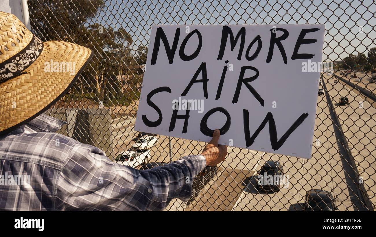 San Diego, Californie, États-Unis. 13th septembre 2022. Une manifestation d'anciens combattants contre le salon de l'air Miramar près de l'autoroute I-15 à San Diego, Californie, États-Unis, le 13 septembre 2022. Un groupe d'anciens combattants vivant dans l'État de Californie de l'ouest des États-Unis a commencé une série de manifestations mardi le long de l'I-15, une autoroute clé reliant Los Angeles et San Diego, appelant l'armée américaine à annuler le salon de l'air Miramar et à prendre d'autres mesures pour faire face à la crise climatique. POUR ALLER AVEC "Feature: Les manifestations des vétérans américains mettent en garde contre le lien entre militarisme, crise climatique" Credit: Zeng hui/Xinhua/Alay Live News Banque D'Images