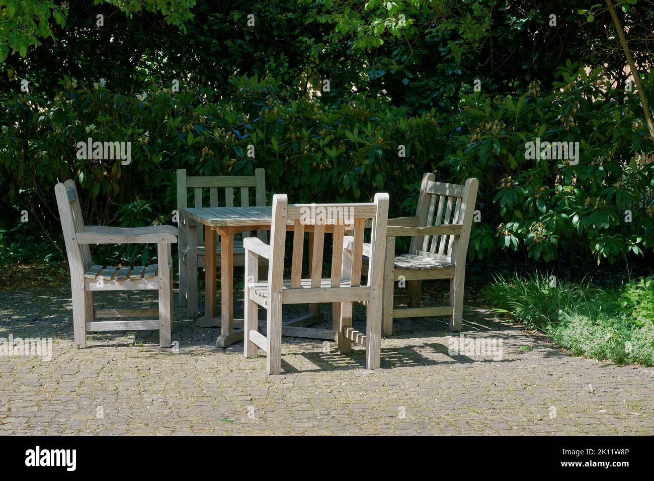 Chaises et table pour se reposer dans un coin confortable dans le jardin Banque D'Images