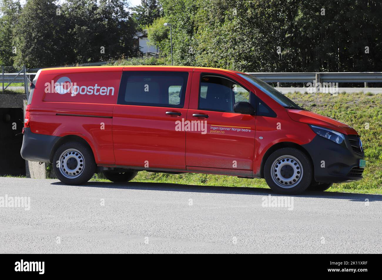 Storen, Norvège - 2 septembre 2022: Service postal norvégien van. Banque D'Images