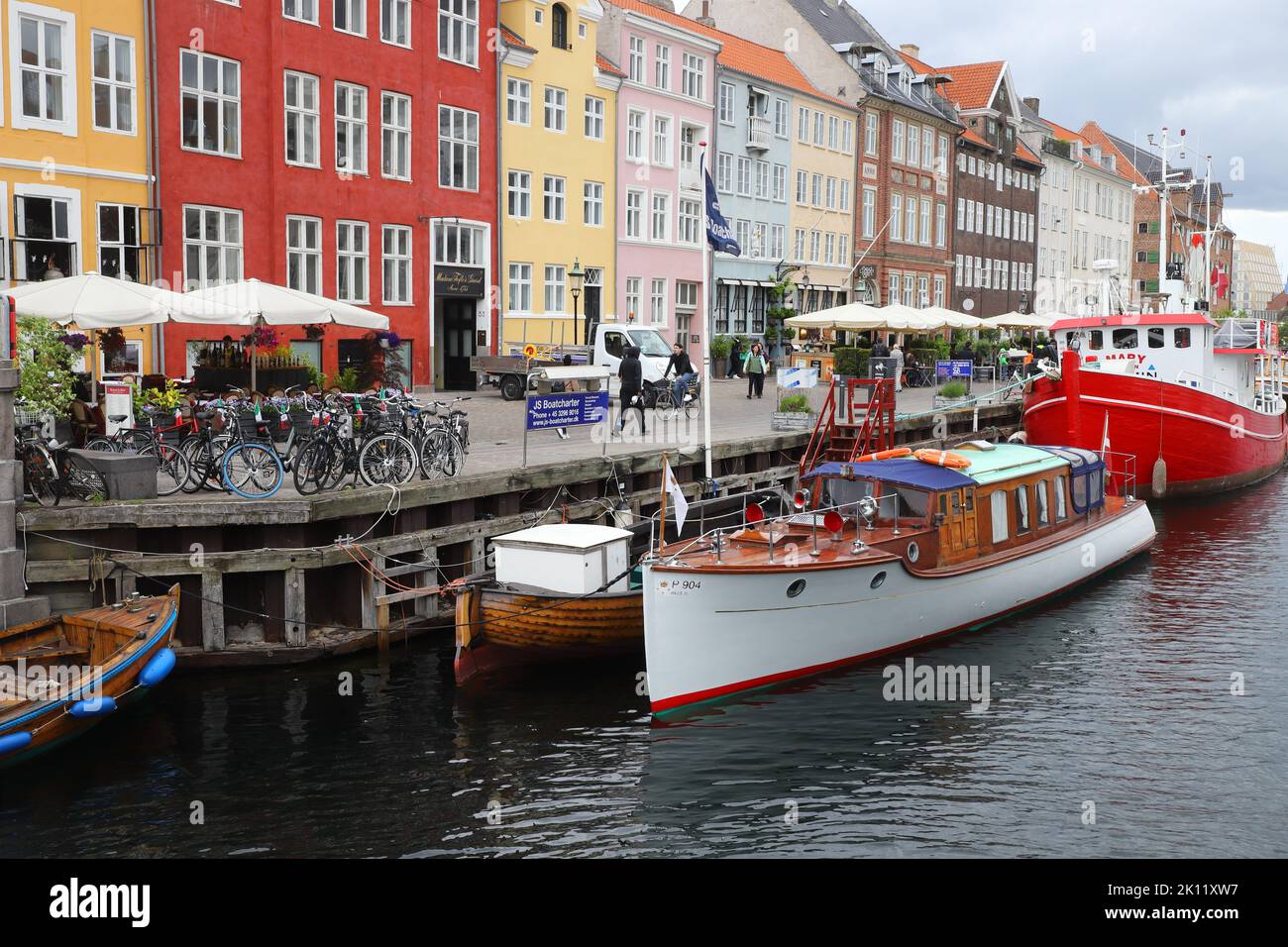 Copenhague, Danemark - 14 juin 2022 : vue sur le port de Nyhavn dans le centre-ville de Copenhague. Banque D'Images