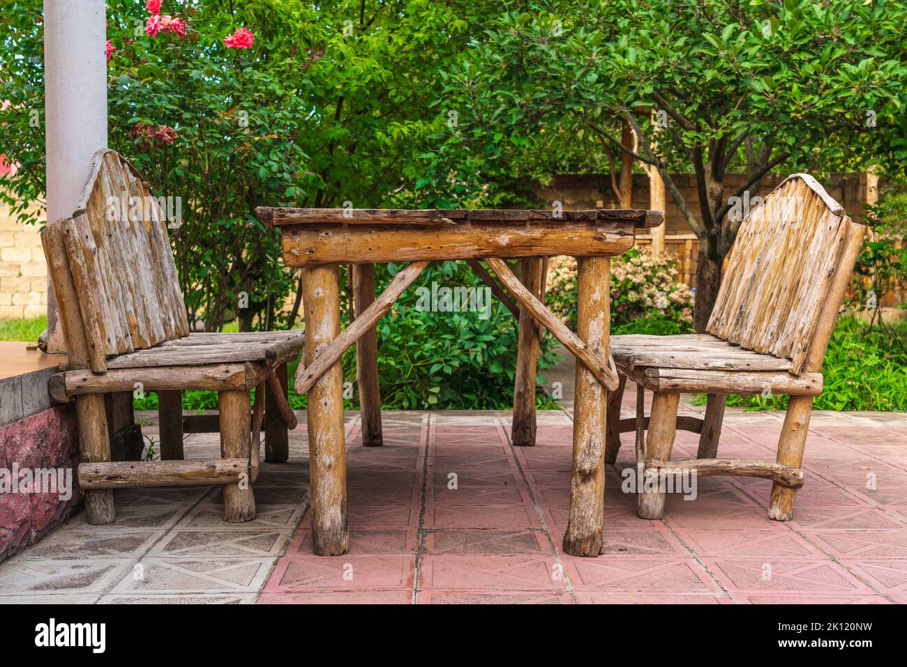 Ancienne table en bois maison avec banc Banque D'Images