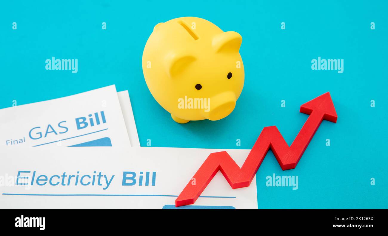 Concept d'augmentation et d'économie du chauffage et de l'énergie. Les factures d'électricité et de gaz, la flèche rouge s'élevant vers le haut et la berge. Banque D'Images
