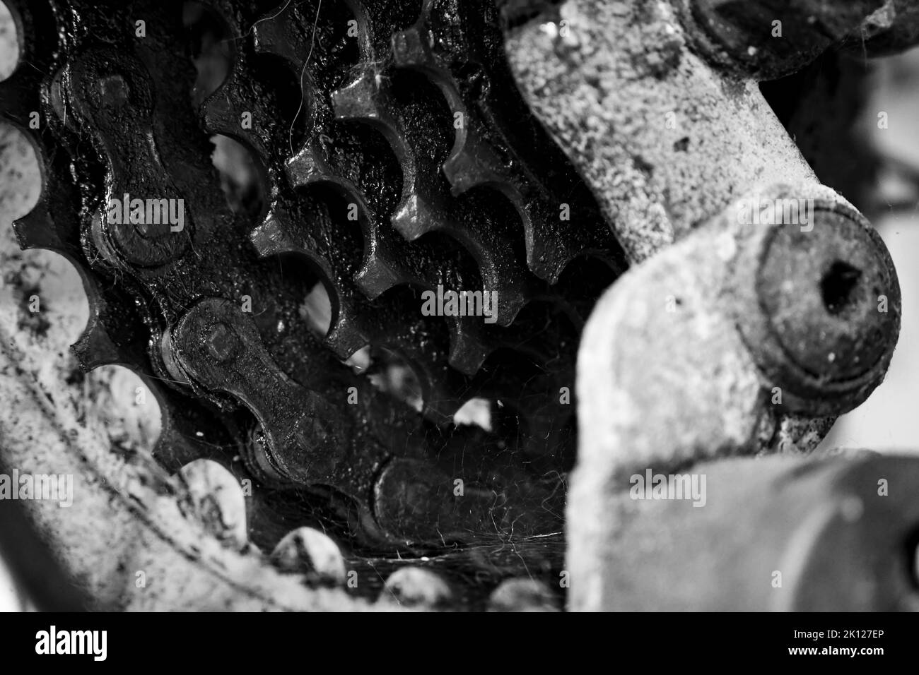 photos en noir et blanc d'un vieux vélo débaré qui a été déversé probablement par un étudiant qui l'a volé d'un pub après avoir pris un verre lors d'une soirée dehors Banque D'Images