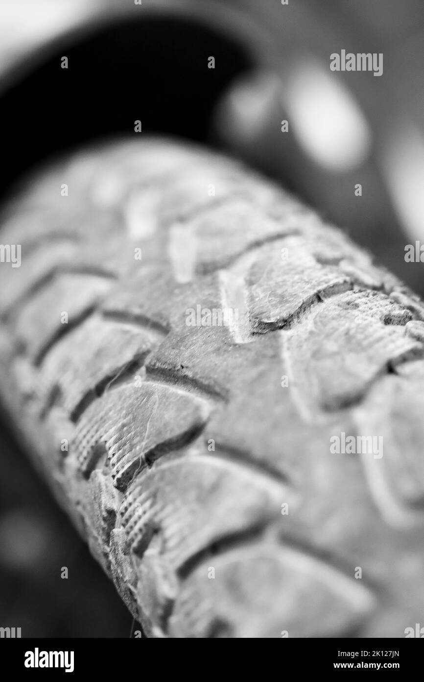 photos en noir et blanc d'un vieux vélo détritus qui a été jeté probablement par un étudiant qui l'a volé dans un pub après avoir bu un soir Banque D'Images