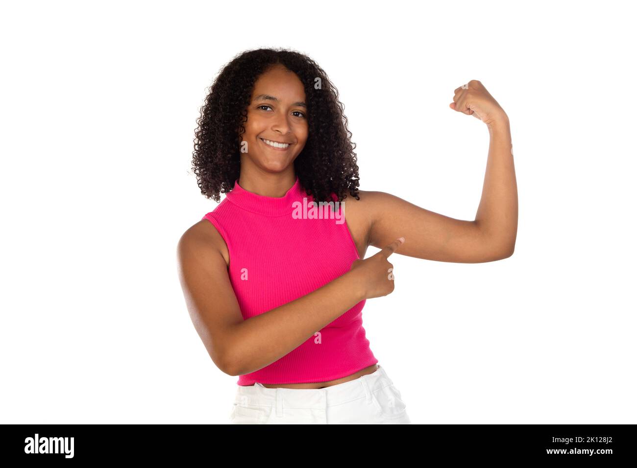 Portrait d'une jeune fille adolescente puissante et gaie avec un style de cheveux afro portant un t-shirt Pinkn sur fond blanc montrant des muscles. Banque D'Images