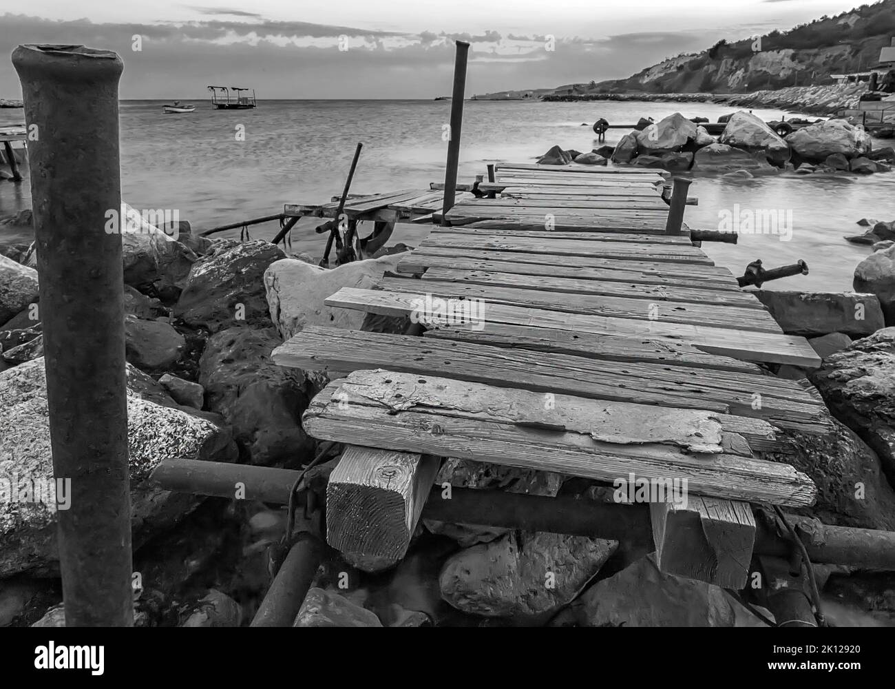 Ancienne jetée en bois au port. Noir et blanc. Vue horizontale Banque D'Images