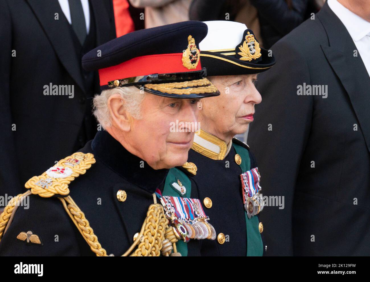 Le roi Charles III marche derrière le corbillard portant le corps de sa mère la reine Elizabeth II le long du Royal Mile jusqu'à la cathédrale St Giles à Édimbourg Banque D'Images