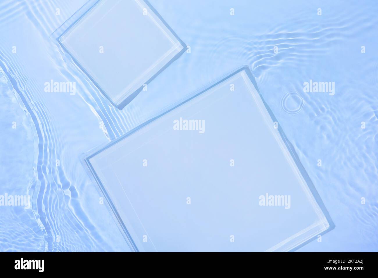 Deux podiums carrés vides sur fond bleu transparent Banque D'Images