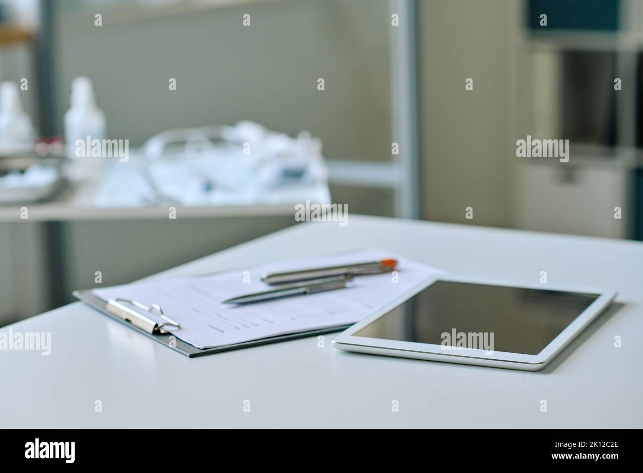 Gros plan d'une tablette numérique avec une carte médicale posée sur la table du médecin au bureau Banque D'Images