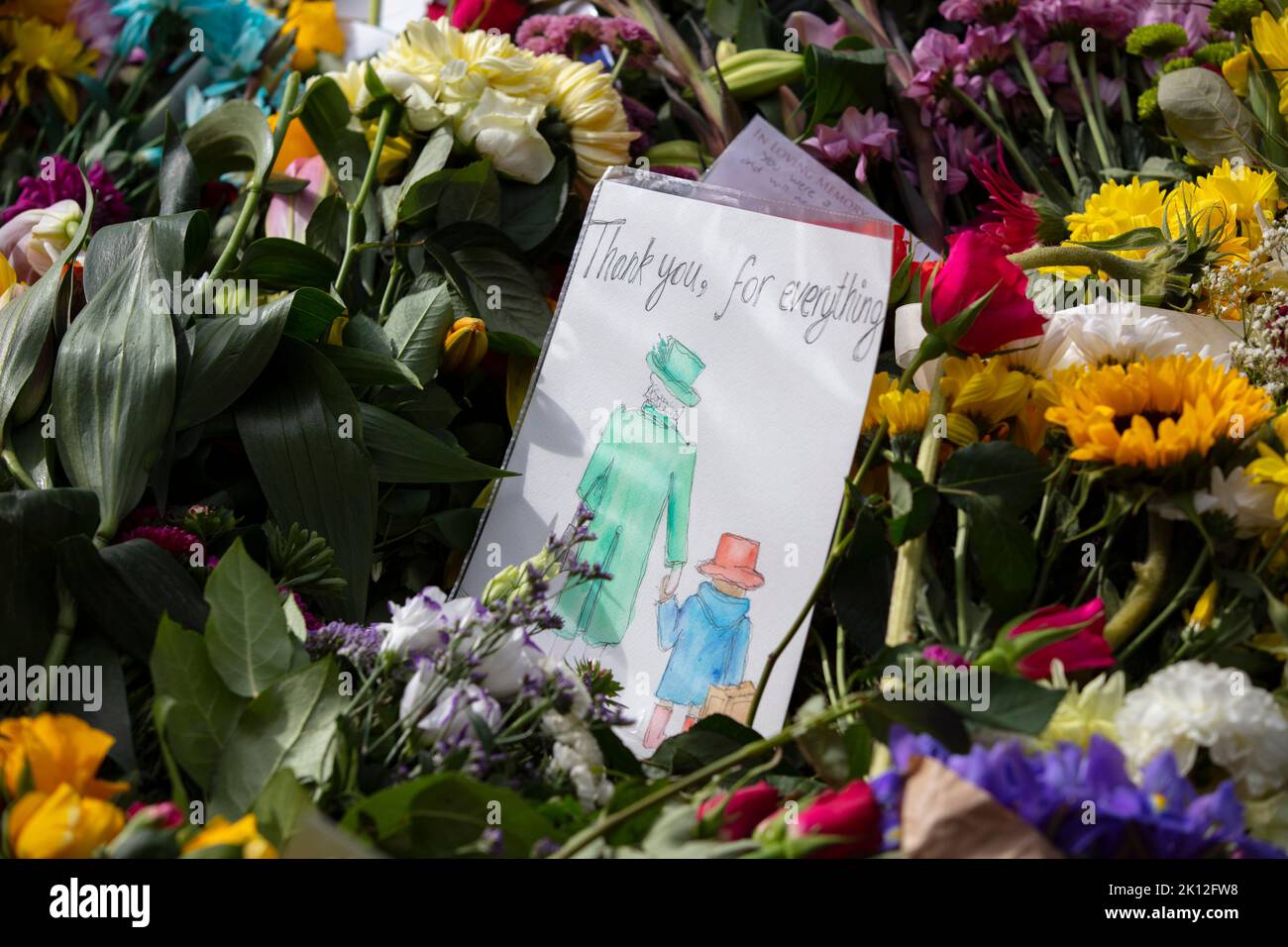 LONDRES, Royaume-Uni - septembre 2022 : des milliers de fleurs, de cartes et de messages sont déposés dans Green Park en hommage à la reine Elizabeth II après sa mort Banque D'Images